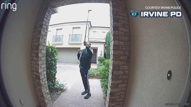 通缉一名男子使用自拍杆女孩卧室米乐m6登录入口注意：尔湾警方(图3)